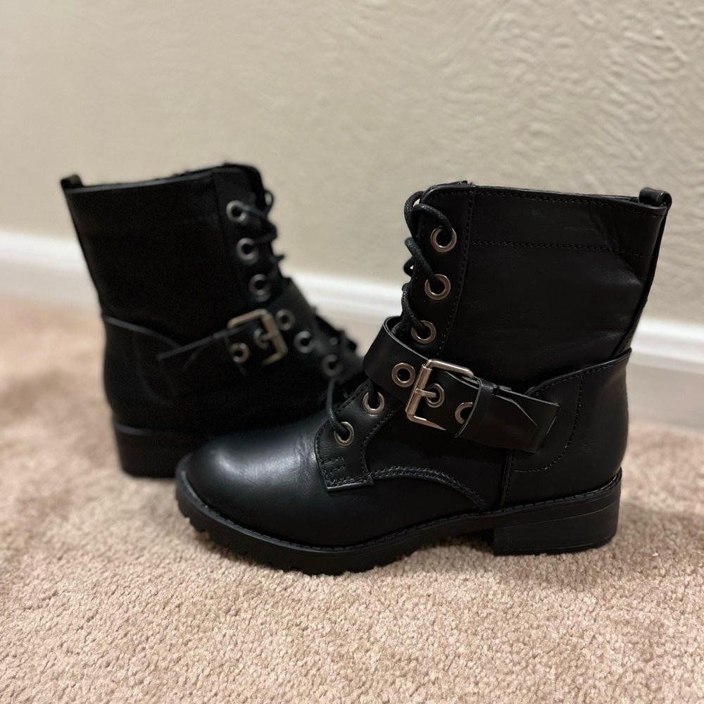 Arizona Jeans Lace up with side zipper combat boots. Size 5.5